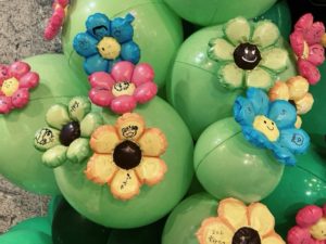 バルーンアートにメッセージやイラストが書いてある