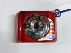 カメラ正面。向かって左上にストラップホールがある