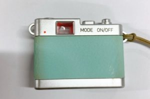 背面。電源ON時。小さい穴から見える程度のライトが付いている