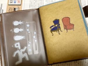 PVC製ジッパーケースをめくった写真。クラフトファイルの表紙が見える