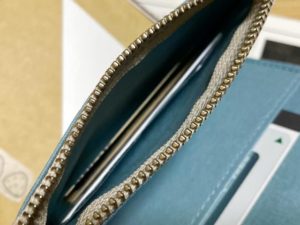 ペーパークロスジッパーのジッパー部分を開いた写真。