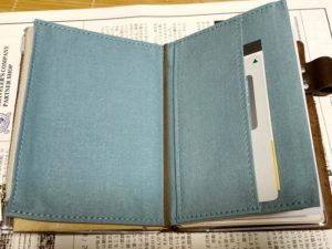 ペーパークロスジッパーを開いたところ。向かって左側にジッパー側があり、右側にはカードポケットがある。
