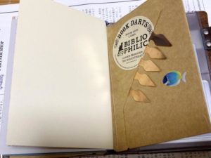 クラフトファイル右のポケットにブックダーツがいくつかつけてある写真