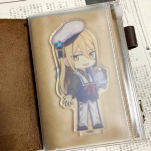 約11cm程度のアクリルスタンドが入ったPVC製ジッパーケースの写真