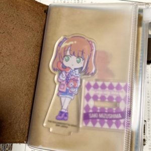 約9cm程度のアクリルスタンドと台座が入ったPVC製ジッパーケースの写真