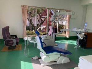 広沢グループショールームの中。電車の椅子や歯医者の処置台が置いてある。