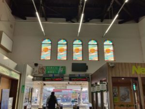 ホーム側上部のステンドグラス。太陽が描いてある。