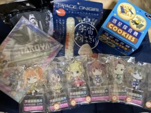 今回買ったもの（一部）。アクリルキーホルダーと宇宙食。