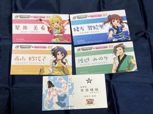 美希、智絵里、紗代子、みのりのカードとはるあきらくんの名刺。