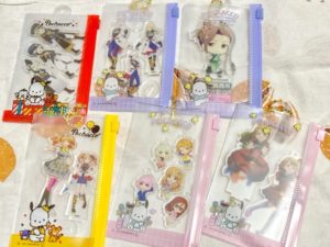 ファスナーケースに小さめのアクスタ各種が入っている写真