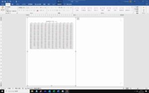 Wordで自作カレンダーのサイズを調整している様子
