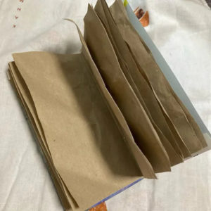 自作リフィルの中身。茶色の梱包材用紙を使っている