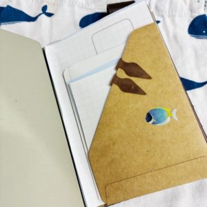 後ろ側のクラフトファイルに適当な大きさに切った紙が入っている