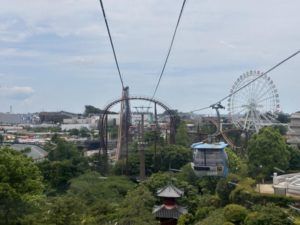 ゴンドラからの写真。遊園地が見える。