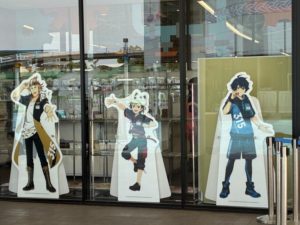コラボグッズストアの外観。朱雀くんと志狼くんとタケルくんの個人パネルが見える。