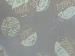 スクリーンで宇宙空間に照射され動き回るオリジナルパッケージUFO。