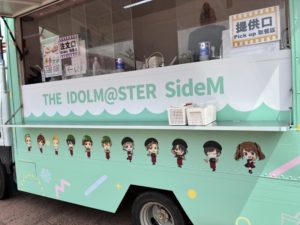 キッチンカーのラッピング。