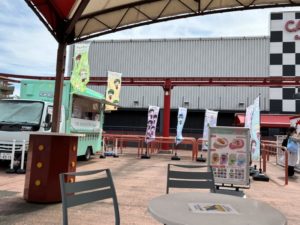 テーブルからキッチンカーを見た写真。