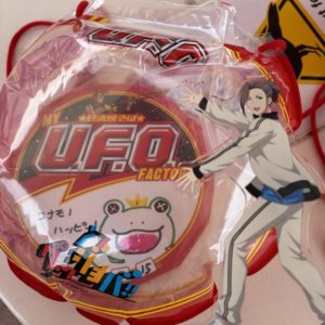 専用のビニールケースに入れられたUFOを10thアクスタのみのりさんが紹介している図。