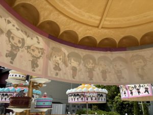 内部からだと裏側になるのでうっすら透けて見えるミニキャラ達。