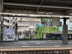 京王よみうりランド駅のホーム