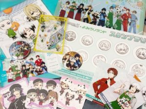 買ったり貰ったりしたグッズ。購入品はレジェ中心、ランダム配布品はアスラン・カフェパレ・もふもふえんのコースター、アトラクション組の缶バッジ、想楽くんと鋭心のブロマイド。