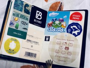 商品のタグやシールを貼り付けたページ。
歴史民族博物館の企画展示で買ったトートバッグのタグや、マスキングテープの外側に貼り付けてあったシールなど