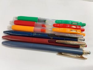 ペンケースの中に入っているSARASA。
緑、赤、オレンジのプラスチック軸と青、レッドブラック、ブルーグレーの軸色のGRANDが並んでいる。