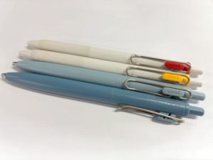 uni-ball one。上から赤りんご色、マリーゴールド色、Fの霜柱、海月が並んでいる。