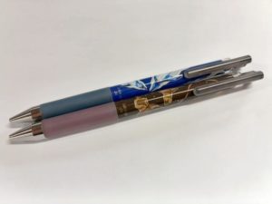 Juice Upのクラシックグロッシーレッドとクラシックグロッシーブルー。どちらも限定軸。レッドの方にはネコザメが、ブルーの方にはペンギンが描いてある。