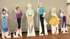 左から凛世、愛依、クリス、百々人、ことね、麻央の等身大パネル。