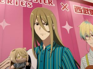 キービジュアルパネルのクリスとほわぬいクリス。