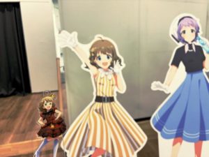 等身大パネルの桃子ちゃんとプロローグルージュのアクスタ桃子ちゃん。