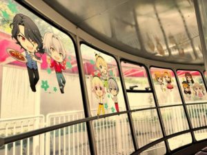 sideMのアスラン・漣・キリオ・ピエール・夏来、ミリオンのこのみ・莉緒・恵美・琴葉・星梨花が貼ってある窓。