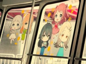 学マスのリーリヤ・清夏・手毬・咲季・広が貼ってある窓。