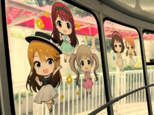 ミリオンの恵美・琴葉・星梨花、デレマスの蓮実・加蓮が貼ってある窓。