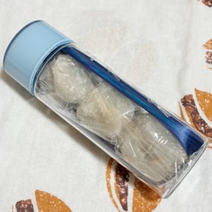 透明なミニボトルにリボンを差し込み更にそこにミニ大福を詰めて蓋をした写真。