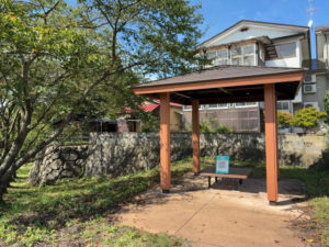 大谷川駐車場のチェックポイント。東屋の中にQRコードのパネルが置いてある。