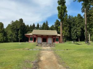 史跡慧日寺 金堂、を中門の外から撮った写真。