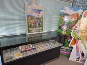 去年のコラボグッズやスタンプカードとスタンプ、配布カードなどがショーケース内に展示されている。