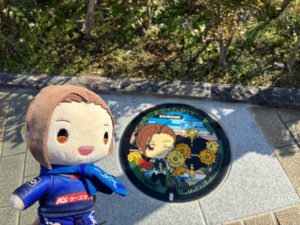 水戸ホーリーホックのユニフォームを着たみのりさんのぬいぐるみとみのりさんのマンホール。