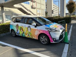 ラッピングカー運転席側。
愛依ちゃん春名っち千奈ちゃんが描いてある。