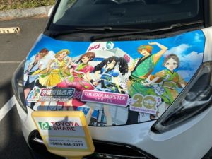 ラッピングカー正面。6人全員が描いてある。