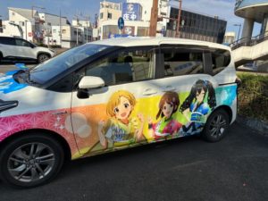 ラッピングカー助手席側。のり子ちゃん雪歩梨沙が描いてある。