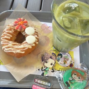 コスモスドーナツと抹茶ラテとみのりさんと春名っちと彩のアクリル。