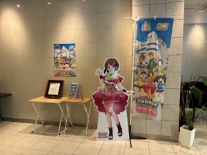 雪歩パネルと浅倉杏美さんのサイン色紙。