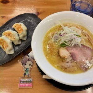 麺彩こはねさんの濃厚鶏白湯そばと鶏餃子