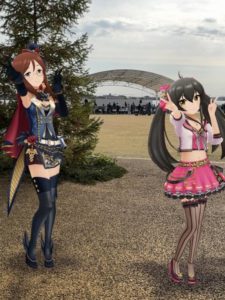 デレマスの頼子ちゃんと梨沙がグランテラスの芝生の上でポーズをとっている写真