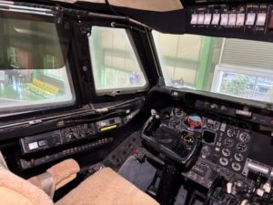 飛行機のコクピット。