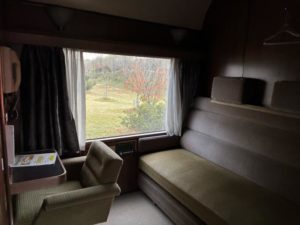 寝台列車の一等室。